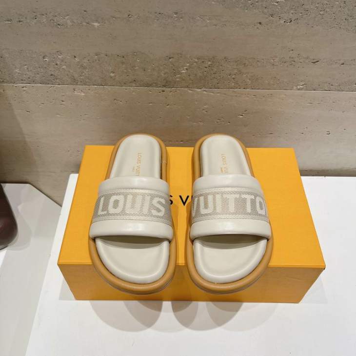 Picture of Louis Vuitton Slippers _SKULVsz35-40mnf0602563